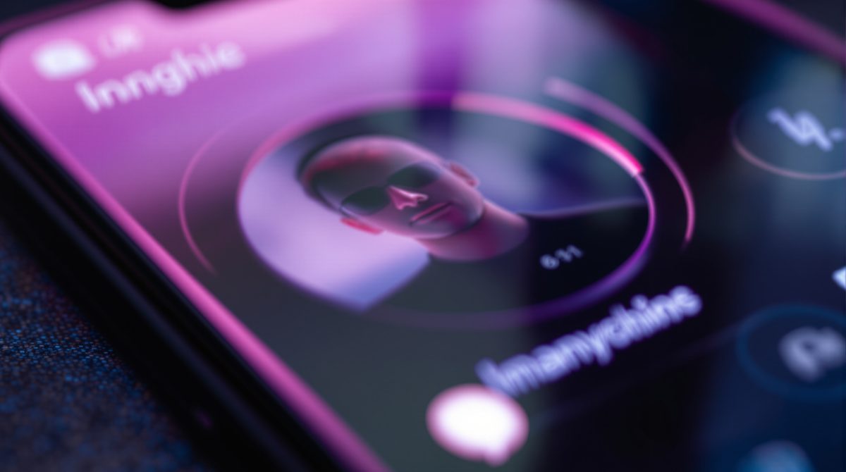 Nahaufnahme eines Smartphone-Bildschirms mit vergrößertem rundem Profilbild in HD-Qualität