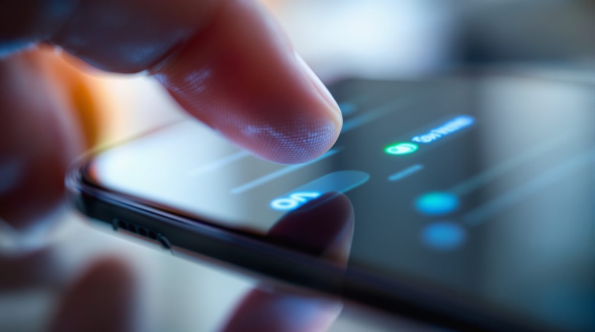 Finger tippt auf Smartphone-Bildschirm mit aktivierten Datenschutz-Einstellungen im Browser